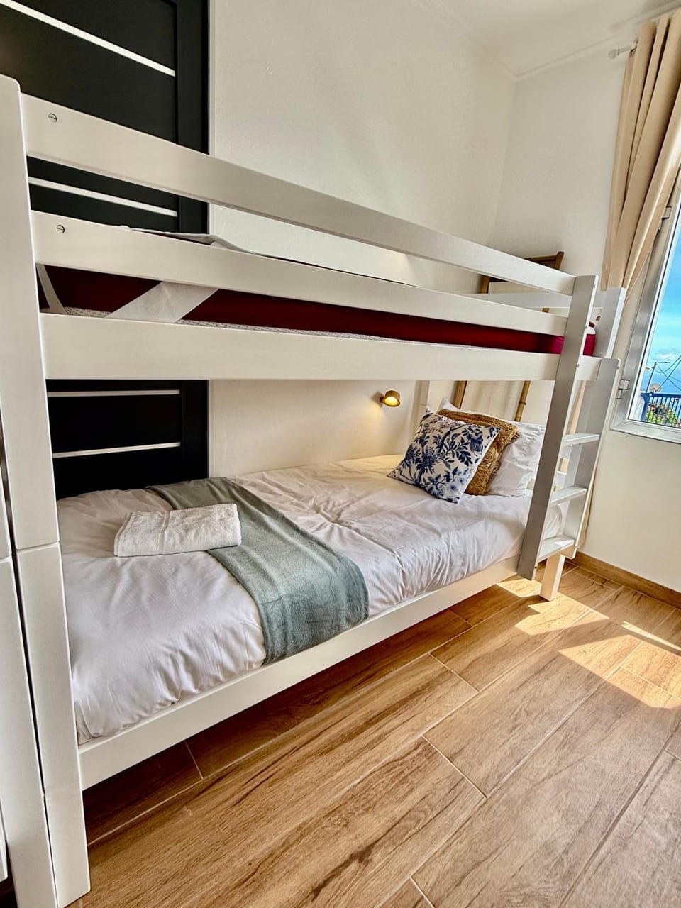 Stone and Soul - Guesthouse Bed in Quadruple Room in Calheta Hostel in Madeira District