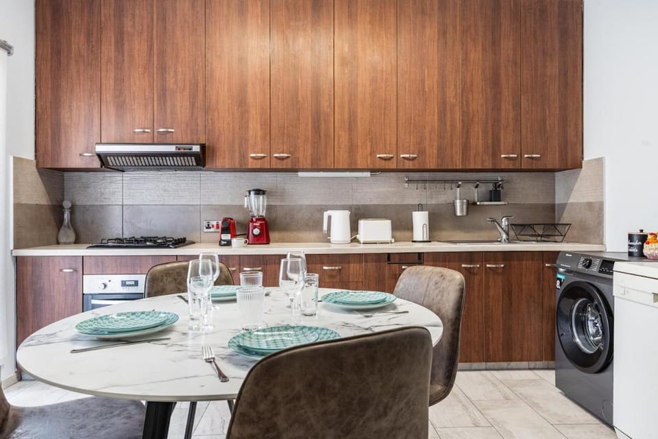 Coffee/tea facilities, Kitchen or kitchenette, Dining area, dishwasher, minibar, oven, stove, toaster