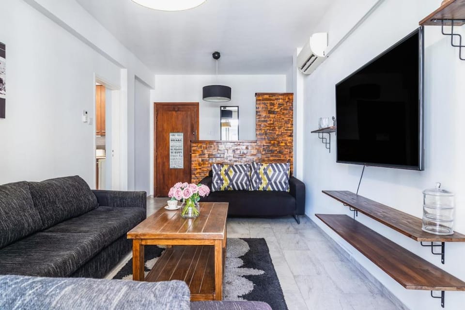 Communal lounge/ TV room, TV and multimedia, Living room, Seating area, Evening entertainment, air conditioner