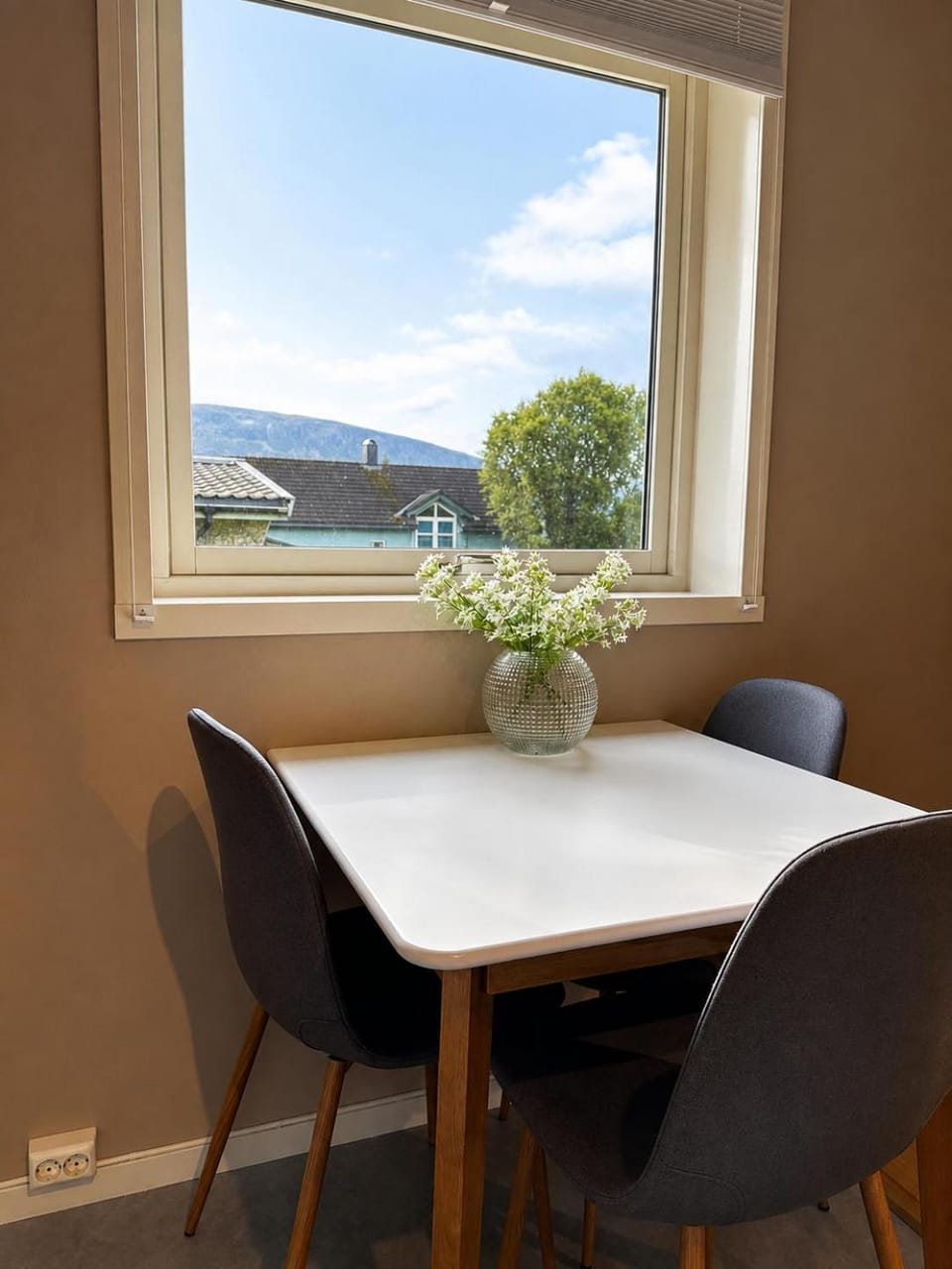Seating area, Dining area