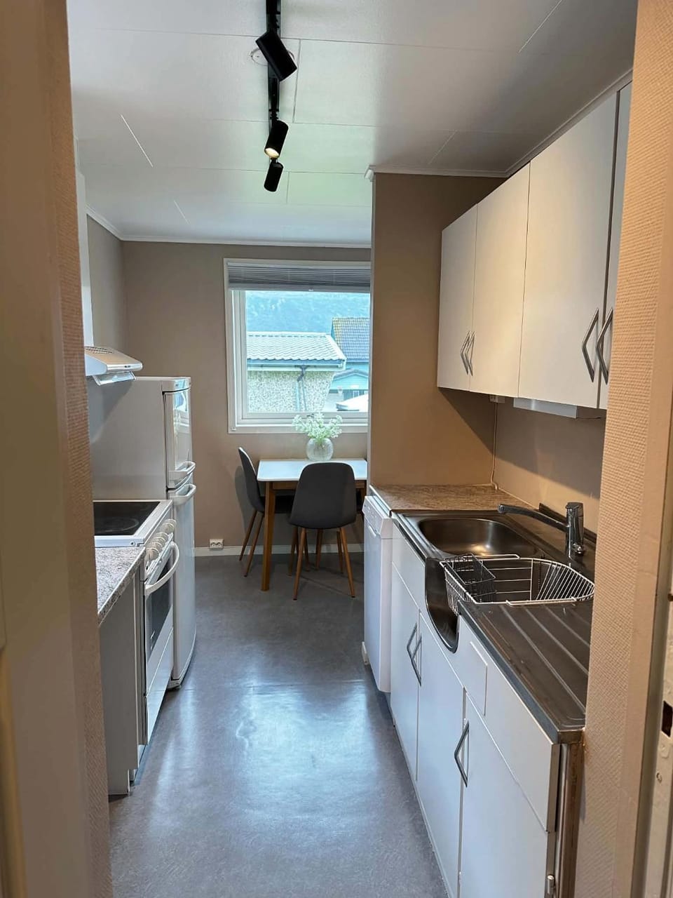 Kitchen or kitchenette, Dining area, dishwasher, oven, stove