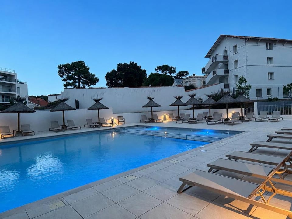 Pool view, Swimming pool, sunbed