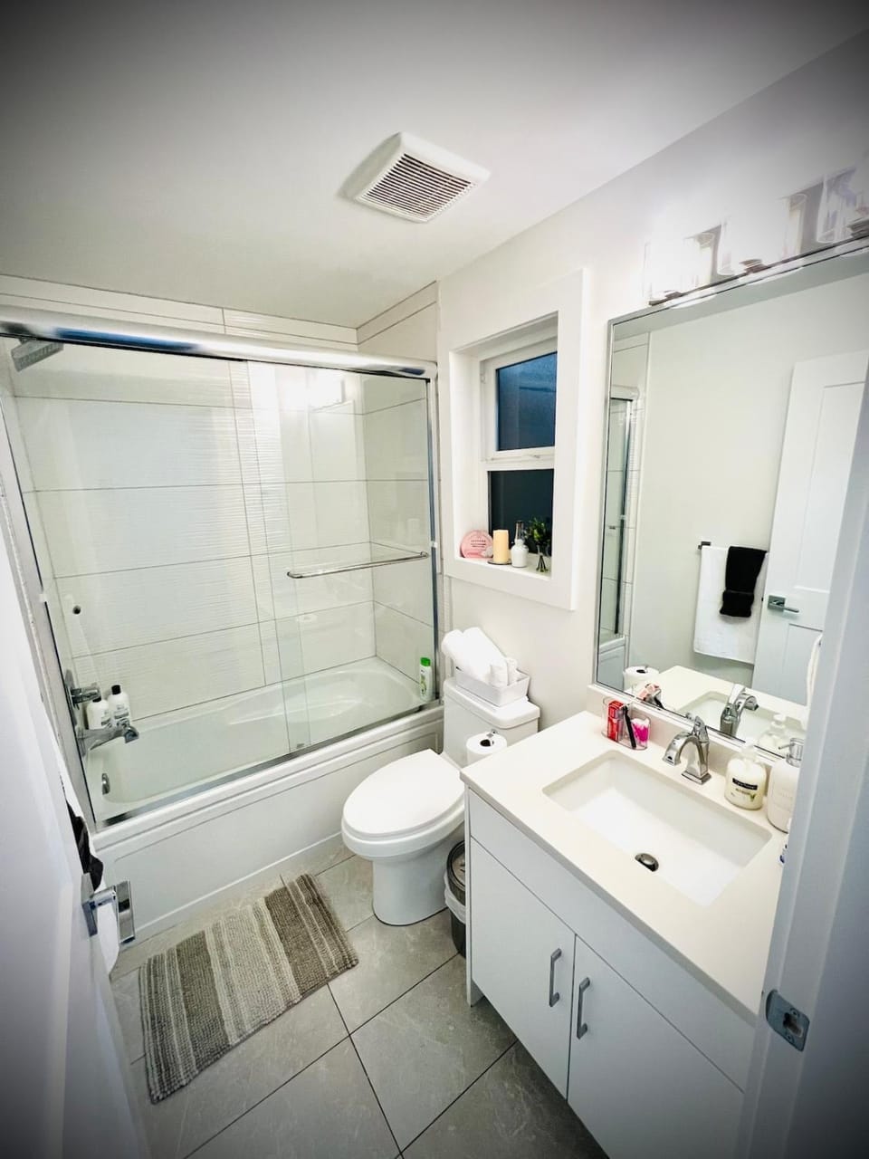 Private 2-Bedroom Basement Suite in South Surrey near White Rock Apartment in Surrey