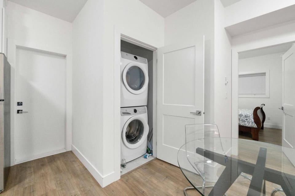 Private 2-Bedroom Basement Suite in South Surrey near White Rock Apartment in Surrey