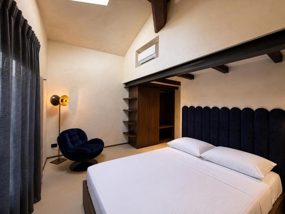 Photo of the whole room, Bedroom