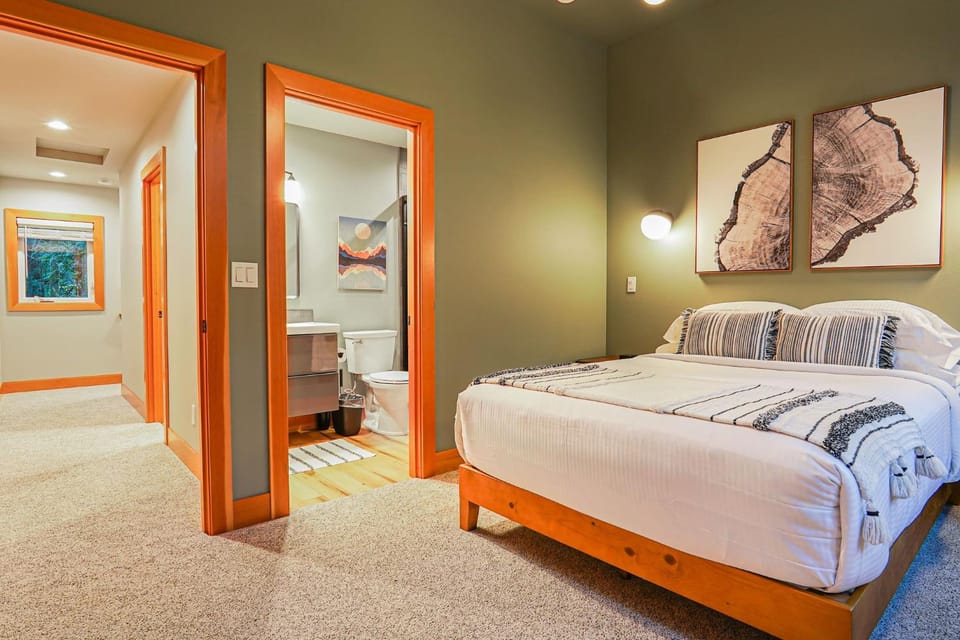Chic Mt Baker Cabin with Hot Tub & Fire Pit Cabin in Glacier