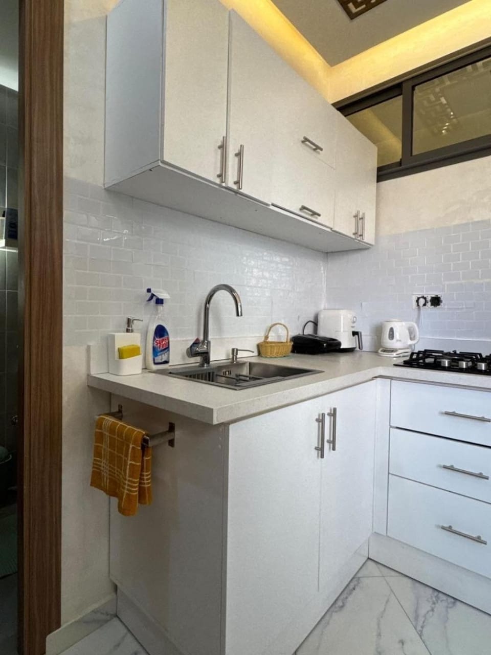 Kitchen or kitchenette, minibar, stove, toaster