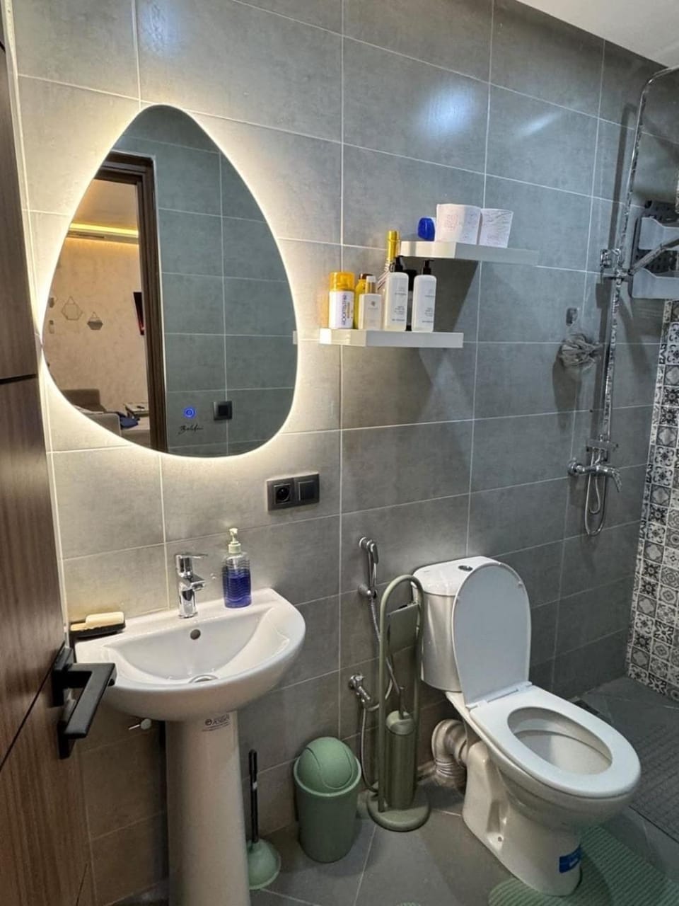 Shower, Toilet, Bathroom, bidet, towels
