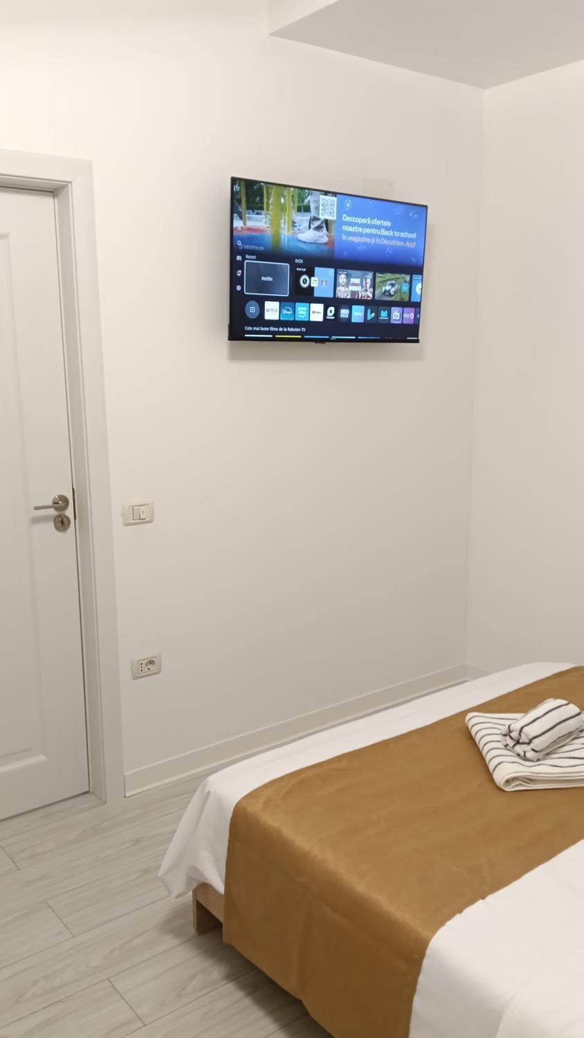 Bed, TV and multimedia, Photo of the whole room, Bedroom, towels