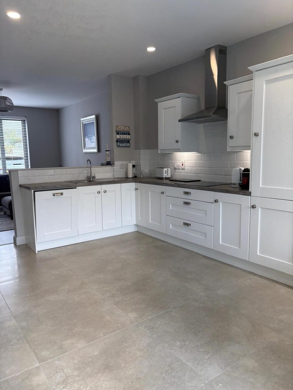 Kitchen or kitchenette, dishwasher, stove