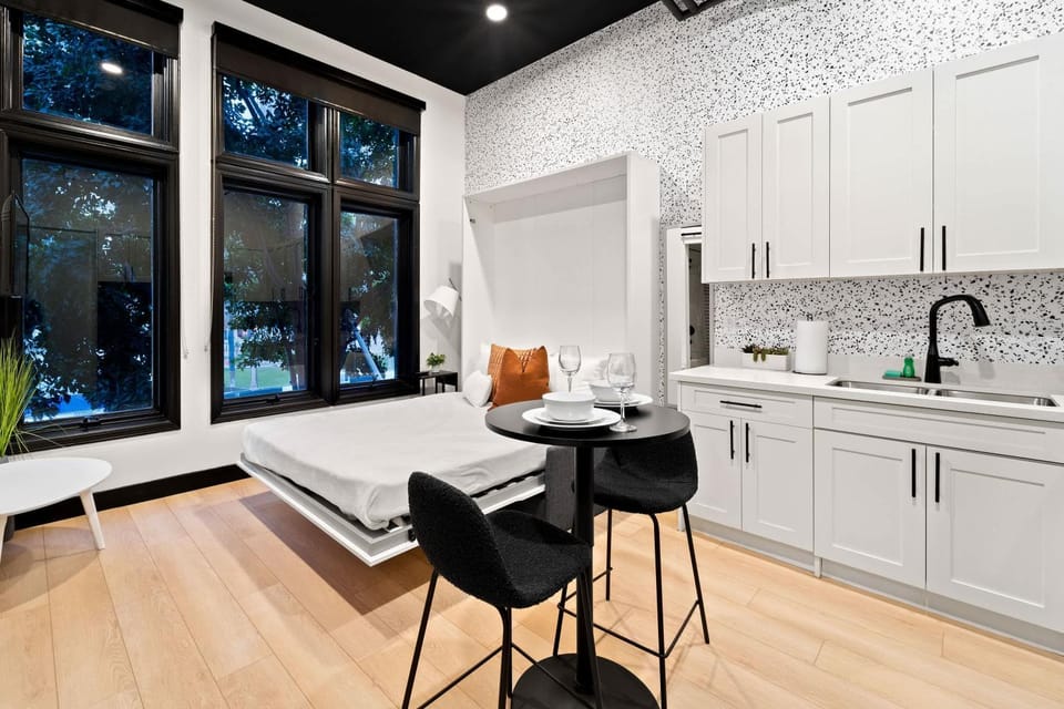 Walk to Petco Park Premier Downtown Stay Apartment in Gaslamp Quarter