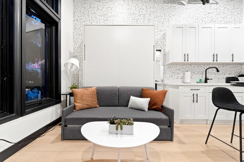 Walk to Petco Park Premier Downtown Stay Apartment in Gaslamp Quarter