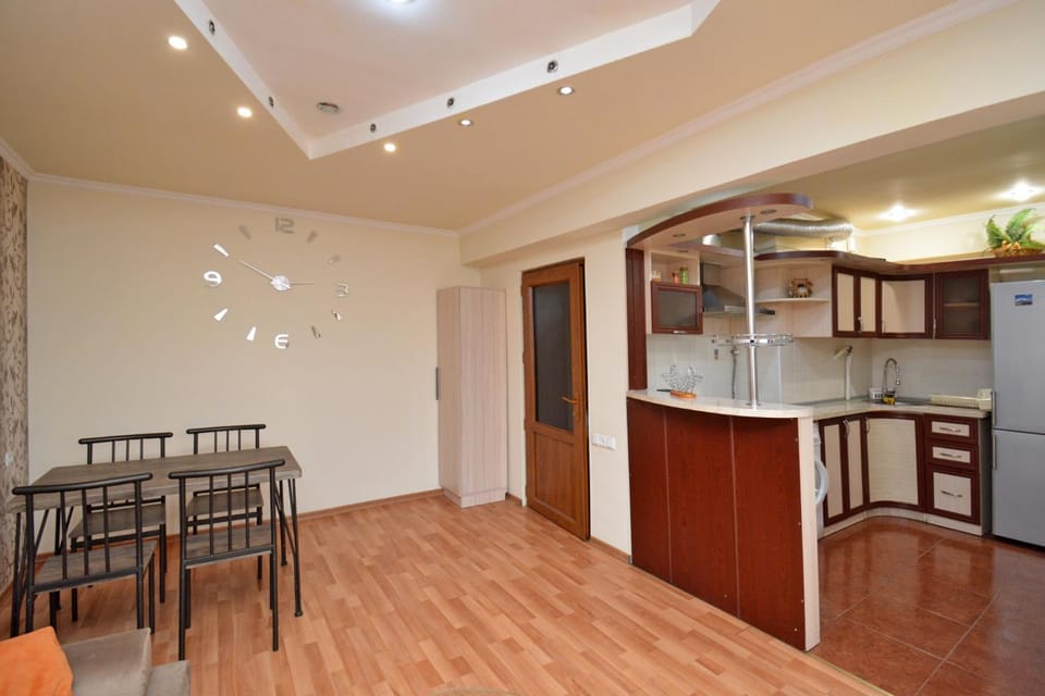 Kitchen or kitchenette, Dining area, oven, stove