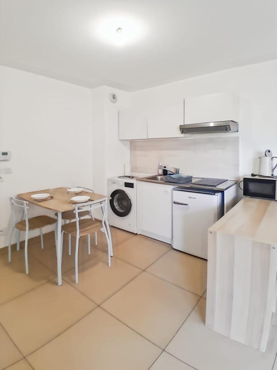 Kitchen or kitchenette, Dining area, stove, washing machine