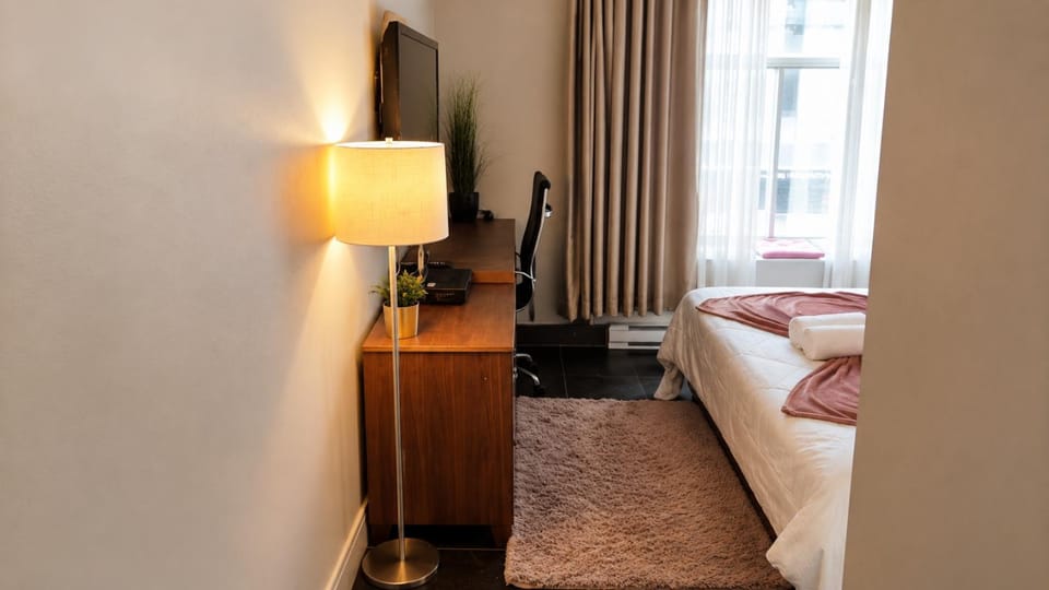 Well located apartment hotel in downtown Montreal with street parking Apartment in Montreal