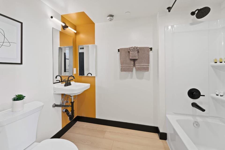 Prime Downtown Stay Steps to Petco Park Apartment in Gaslamp Quarter