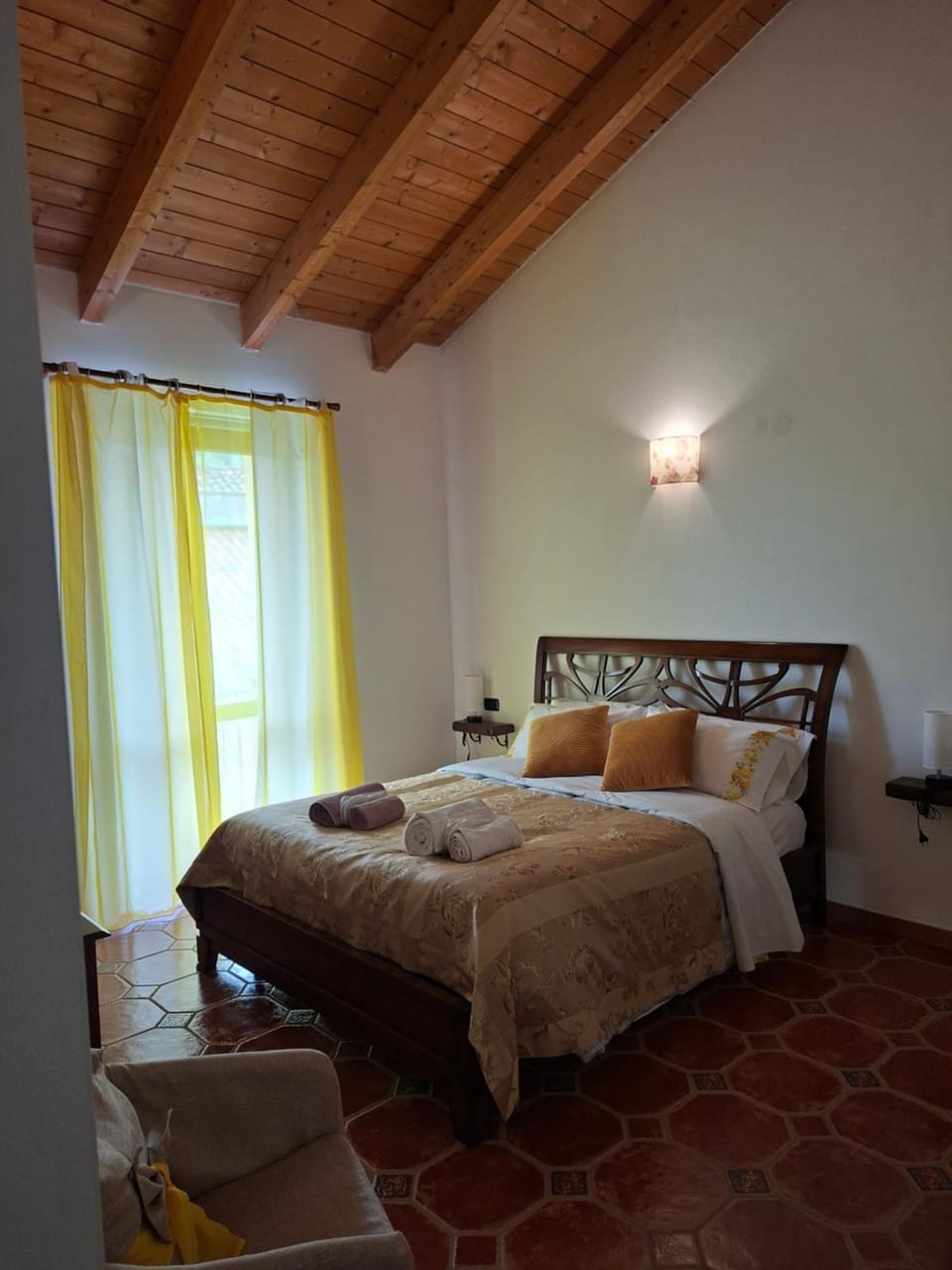 Bed, Photo of the whole room, Bedroom, towels