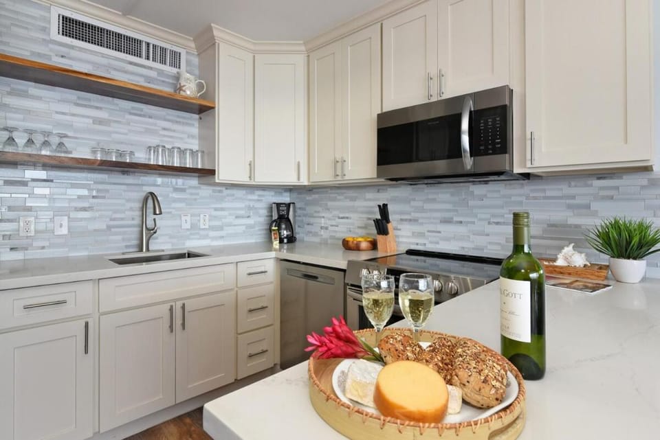 Remodeled OceanFront Condo - Maui Kai 605 House in Kaanapali