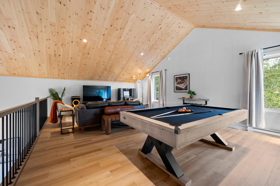 Valhalla Hot Tub, Pool, Karaoke, Jukebox, Arcade Villa in Quebec City