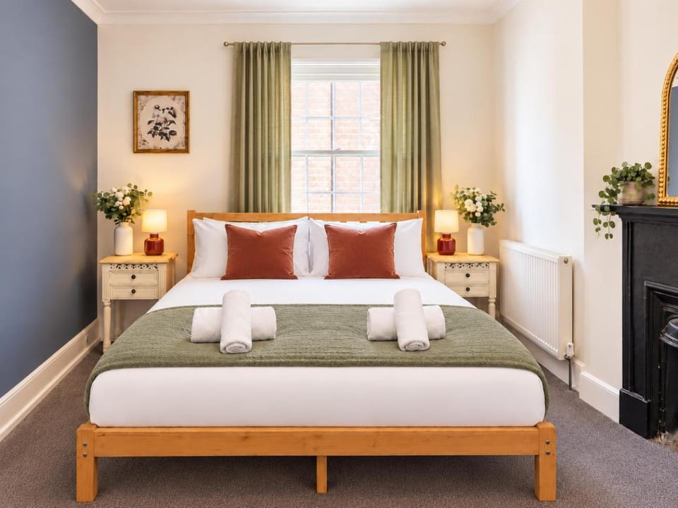 Bed, Photo of the whole room, Decorative detail, Bedroom, fireplace, towels