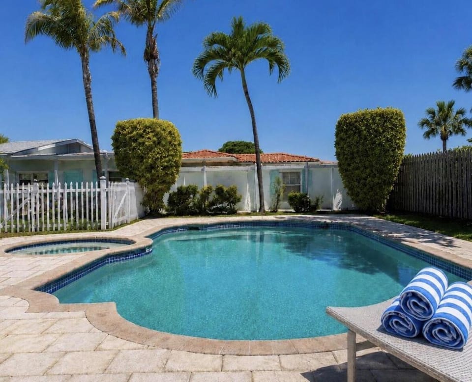 BEACHaus Cottage -Pool- 2 Blocks from Beach House in Deerfield Beach
