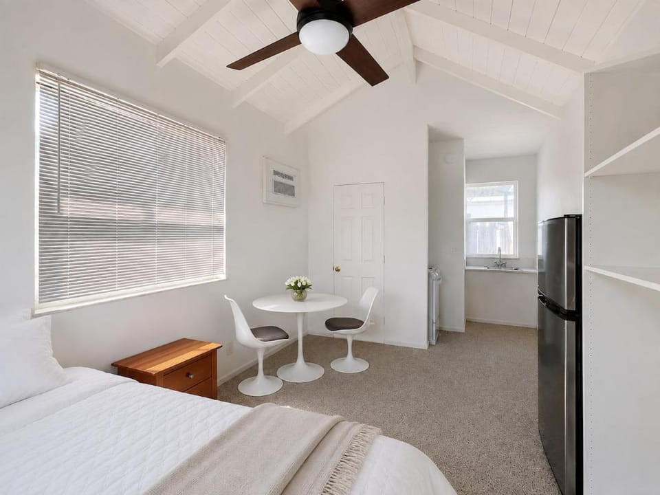 BEACHaus Cottage -Pool- 2 Blocks from Beach House in Deerfield Beach