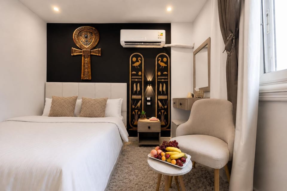 Bed, Living room, Food and drinks, Photo of the whole room, Seating area, Bedroom, Food, air conditioner