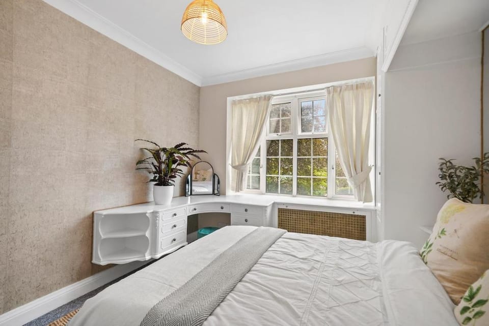 Hendon 3 Bedroom Apartment NW4 Apartment in London