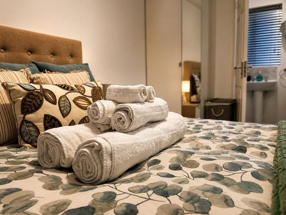 Bed, Photo of the whole room, Bedroom, towels