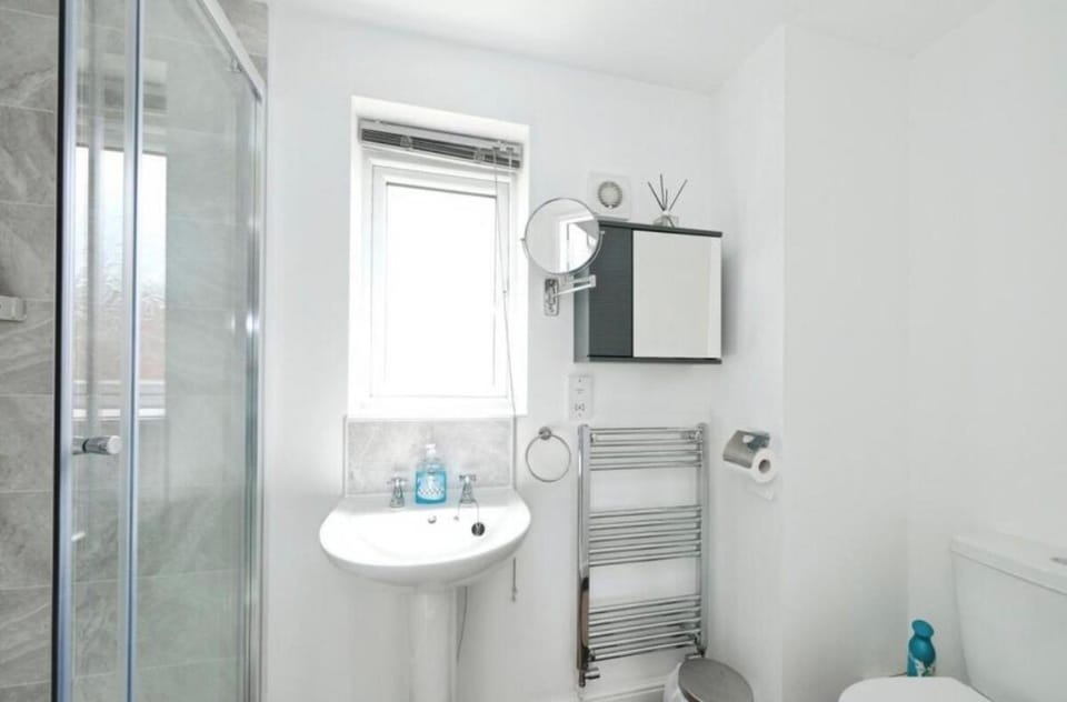Shower, Toilet, Bathroom, towels