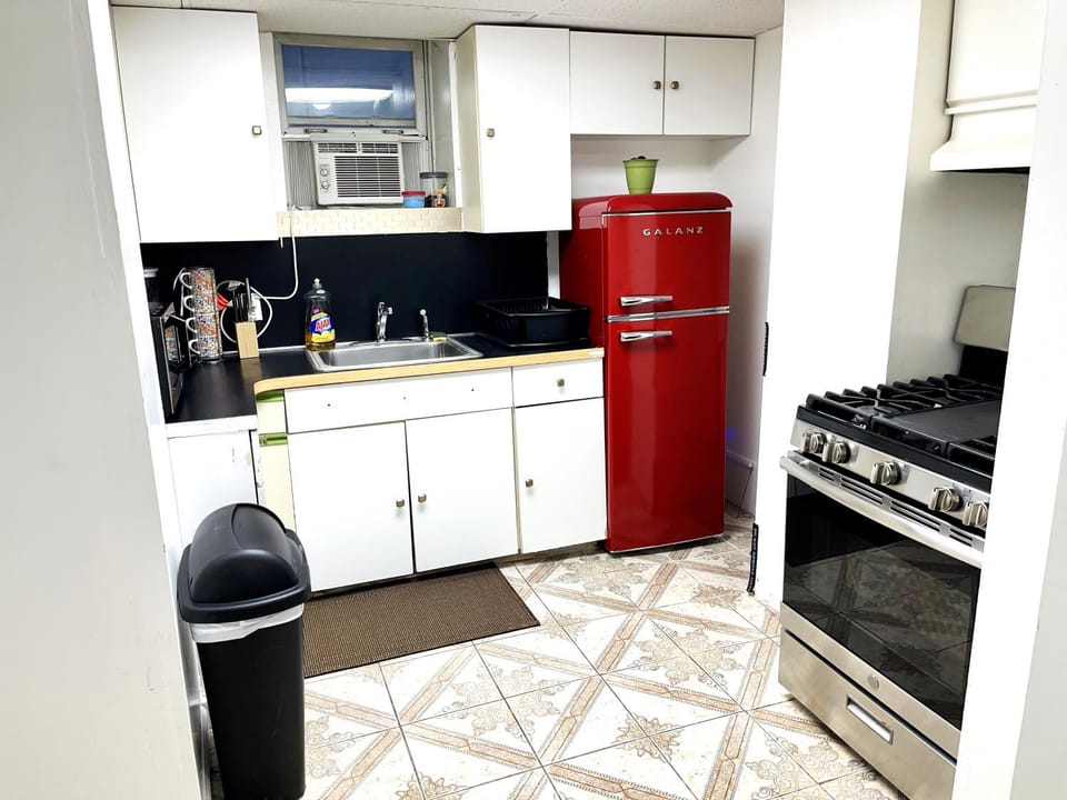 LIC, PRIVATE 1 Bedroom, Livingroom, Kit and Full bath Apt Apartment in Roosevelt Island