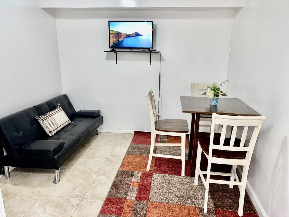 LIC, PRIVATE 1 Bedroom, Livingroom, Kit and Full bath Apt Apartment in Roosevelt Island