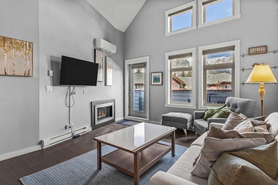 Luxury Penthouse 2 Bdrm Condo with 180 Degree View and Outdoor Pool Apartment in Canmore