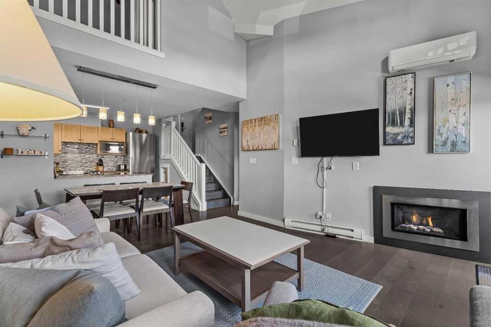 Luxury Penthouse 2 Bdrm Condo with 180 Degree View and Outdoor Pool Apartment in Canmore