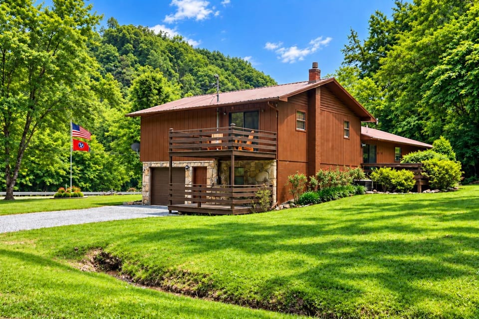 Property building, Day, Natural landscape, Garden, Mountain view