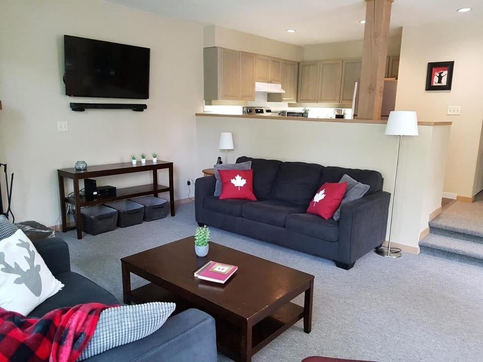 Private hot tub, pet friendly, 2 BR Snowgoose ski in townhome House in Whistler