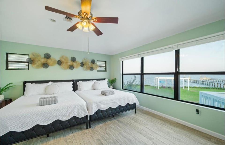 TilaVenue, Bayfront, Kemah, sleep 34 Villa in San Leon