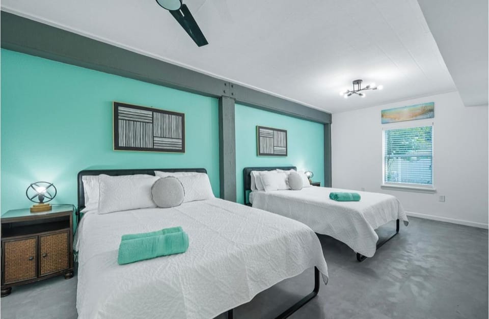 TilaVenue, Bayfront, Kemah, sleep 34 Villa in San Leon