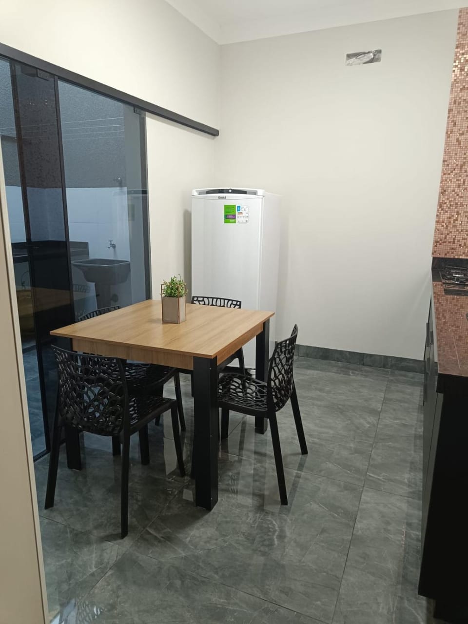 Kitchen or kitchenette, Dining area