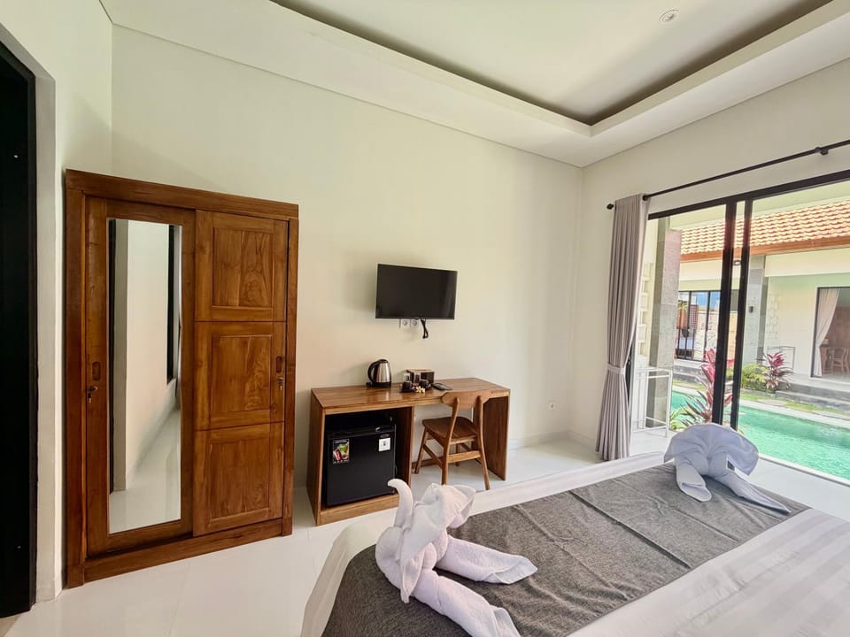 Bed, TV and multimedia, Photo of the whole room, Bedroom, Pool view, Swimming pool, towels