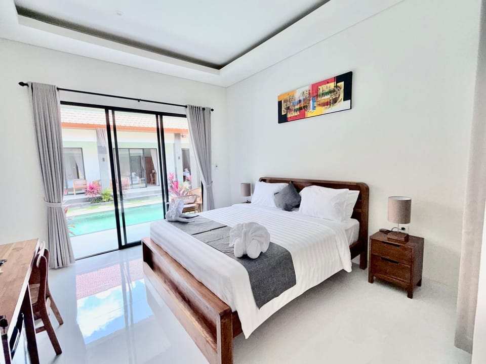 Bed, Photo of the whole room, Bedroom, Pool view, Swimming pool, towels
