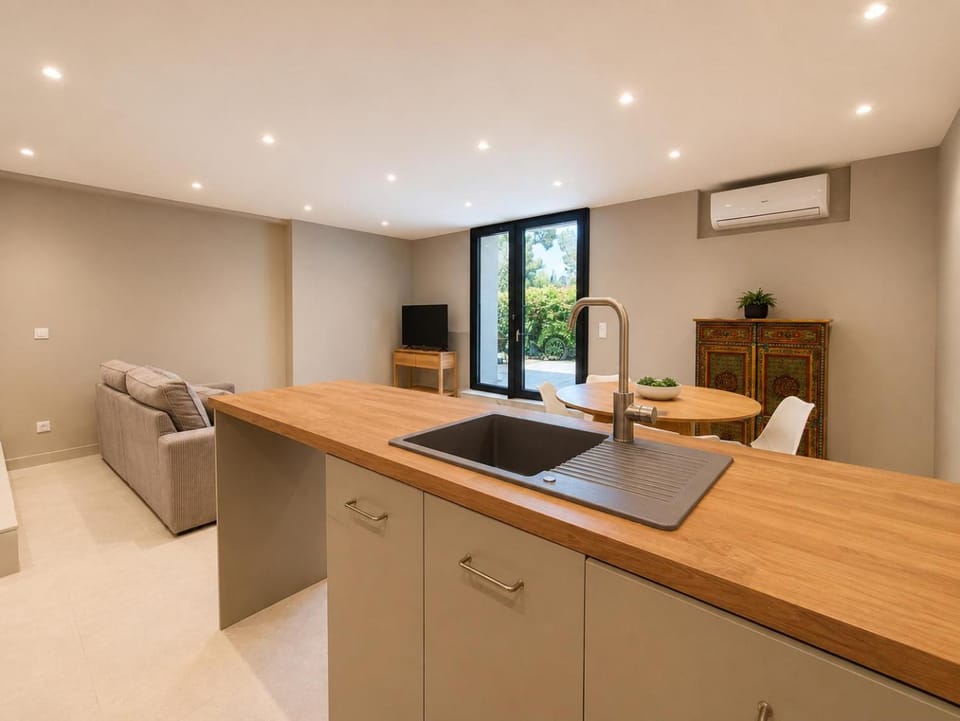 Kitchen or kitchenette, Lounge or bar