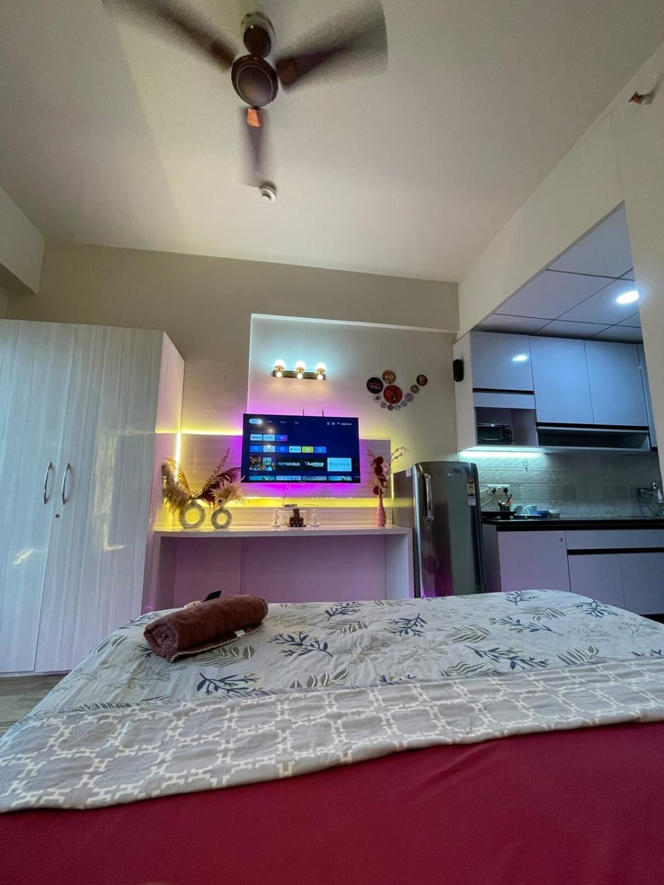 Flat in Greater noida Premium stay paramount Apartment in Uttar Pradesh