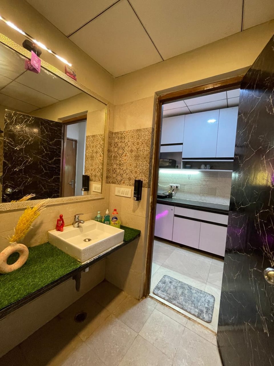 Flat in Greater noida Premium stay paramount Apartment in Uttar Pradesh