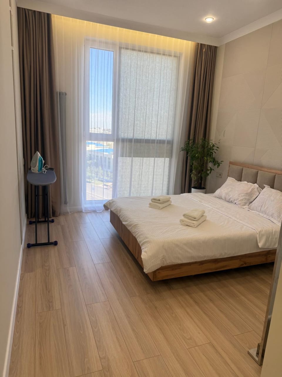Bed, Bedroom, towels