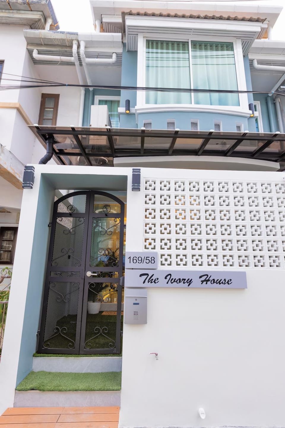 Facade/entrance