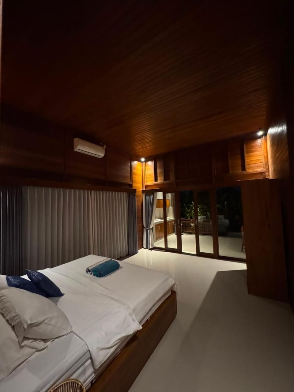 Bed, Photo of the whole room, Bedroom, towels, air conditioner