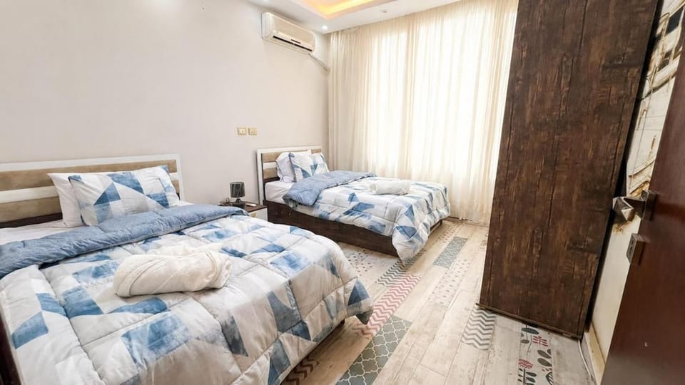 Elegant 3BR Stay - Prime Location B8 Apartment in Cairo Governorate