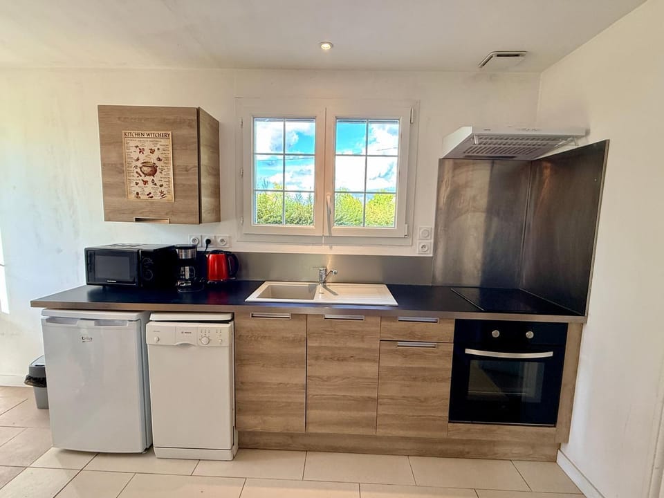 Coffee/tea facilities, Kitchen or kitchenette, dishwasher, oven, pet friendly, stove, toaster, kitchen