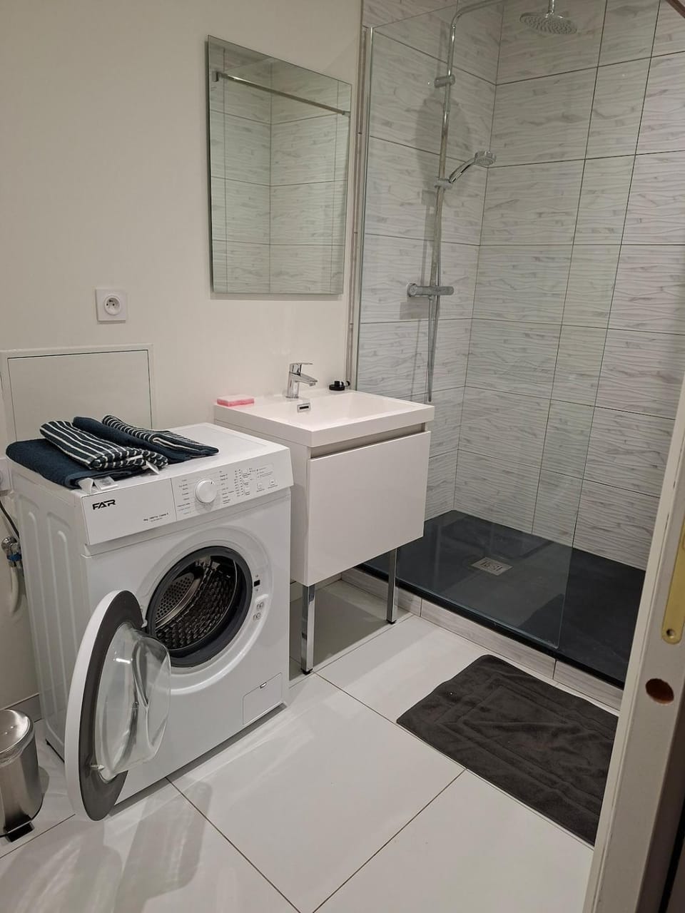 Shower, Bathroom, towels, washing machine